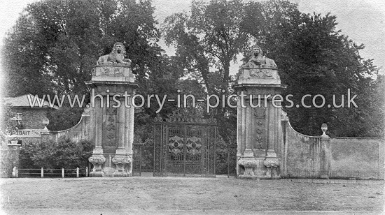 The Lion Gates,Hampton Court Palace, London. c.1906.
